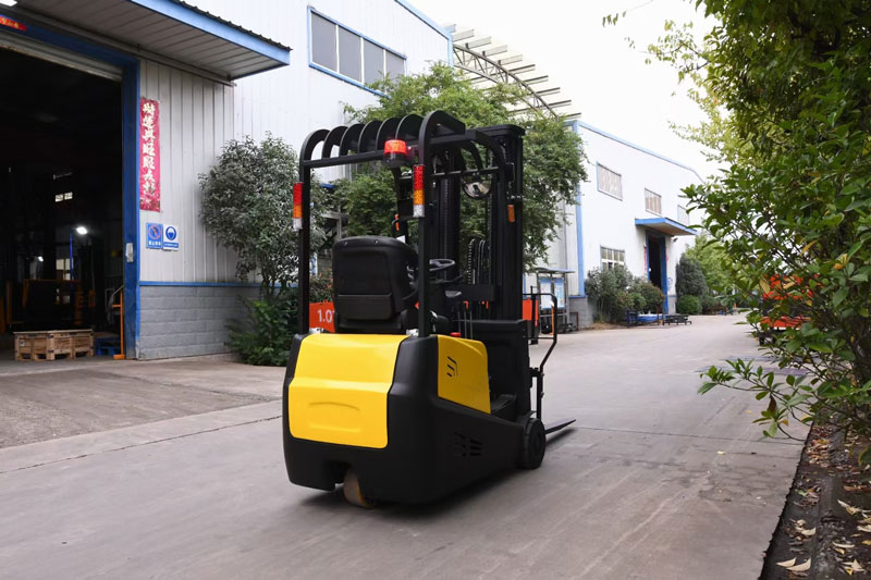 電動(dòng)叉車(chē)基本特點(diǎn)介紹
